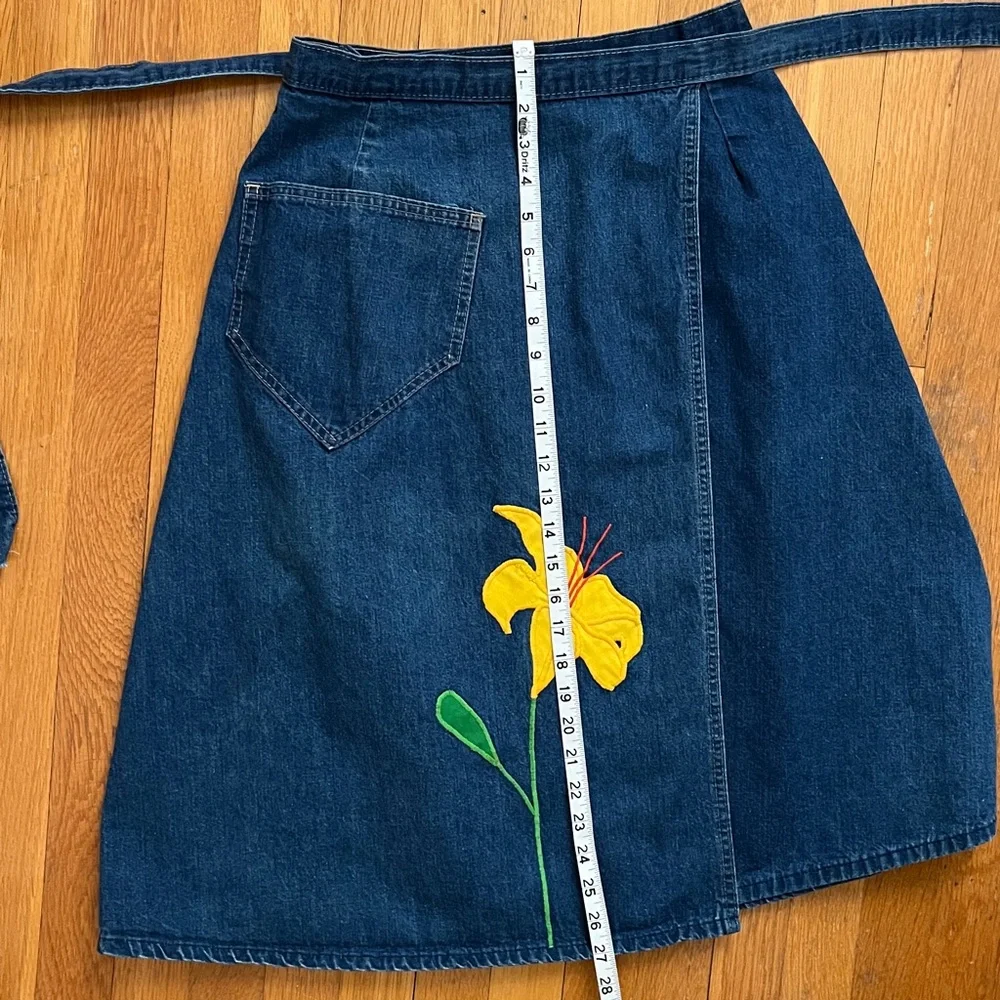 1970s Daylily Embroidered Wrap Waist Denim Blue Jeans Adjustable A-Line Skirt Sm - Picture 14 of 15